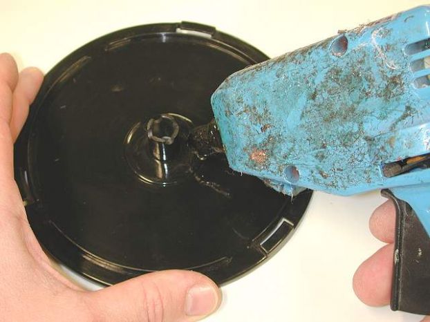 Двумя каплями клея (можно обычным, синтетическим) приклеиваем CD.