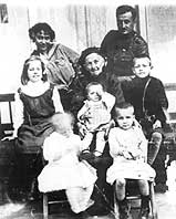 Веса Паспалеева (вляво до офицера) със семейството си, 